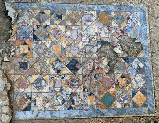 Variété des marbres du tapis de la rue Pelloutier. © Betrand Houix, Inrap.