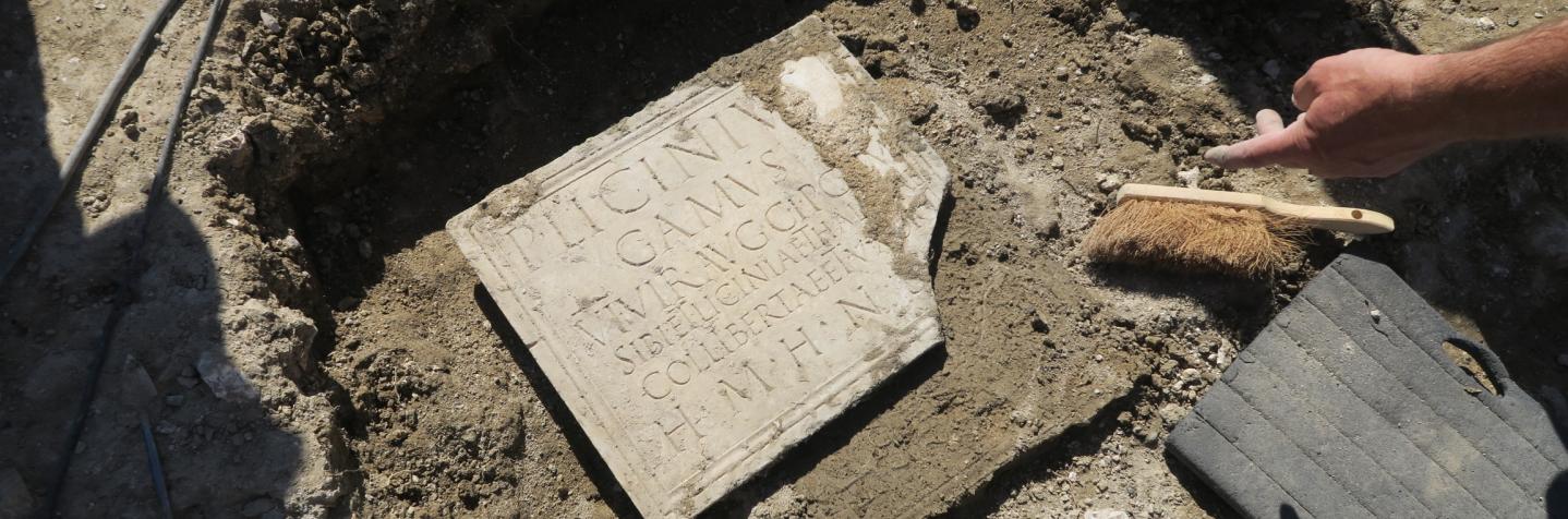 Mise au jour d'une plaque funéraire avec inscriptions latines