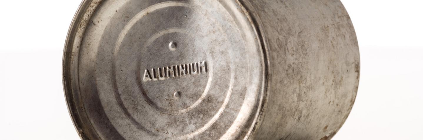 Boîte de lait en aluminium, vers 1917. Modèle américain ou anglais, datant de la Grande Guerre et découverte à Marcilly-sur-Tille (Côte-d'Or), 2011. Boîte de lait en aluminium, vers 1917. Modèle américain ou anglais, datant de la Grande Guerre et découverte à Marcilly-sur-Tille (Côte-d'Or), 2011.