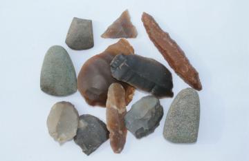 Réf. 6697 sur iconothèque : Outillage en pierre du Néolithique moyen et final, 4200-2800 avant notre ère. ZAC des lignes de la Gonzée, La Mézière (Ille-et-Vilaine), 2012. © Stéphane Blanchet, Inrap