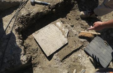 Mise au jour d'une plaque funéraire avec inscriptions latines