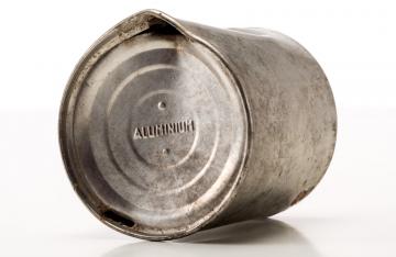 Boîte de lait en aluminium, vers 1917. Modèle américain ou anglais, datant de la Grande Guerre et découverte à Marcilly-sur-Tille (Côte-d'Or), 2011.