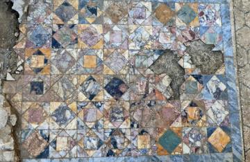 Variété des marbres du tapis de la rue Pelloutier. © Betrand Houix, Inrap.